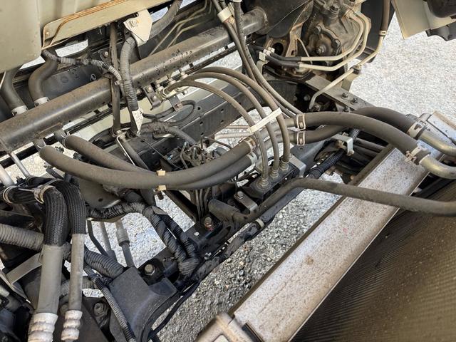 キャンター MT5 2トン 平ボディ パワーゲート 荷台鉄板張り 極東パワーゲート アーム式 ロープフック 3方開 あおり開封補助装置 タンク100L アドブルー キーレス 8t限定中型免許 車両重量2990kg 車両総重量5155kg 荷寸435×208×38(77枚目)