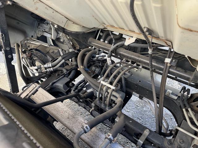 キャンター MT5 2トン 平ボディ パワーゲート 荷台鉄板張り 極東パワーゲート アーム式 ロープフック 3方開 あおり開封補助装置 タンク100L アドブルー キーレス 8t限定中型免許 車両重量2990kg 車両総重量5155kg 荷寸435×208×38(78枚目)