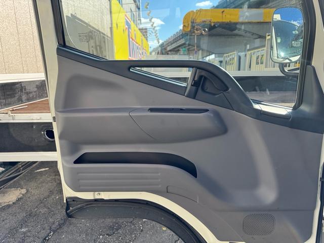 キャンター MT5 2トン 平ボディ パワーゲート 荷台鉄板張り 極東パワーゲート アーム式 ロープフック 3方開 あおり開封補助装置 タンク100L アドブルー キーレス 8t限定中型免許 車両重量2990kg 車両総重量5155kg 荷寸435×208×38(79枚目)