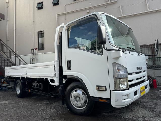 エルフトラック AT 4.45トン 全低床ボディ ワイドロング 荷台鉄板張 全席シートカバー付き 電格格納ミラー あおり開封補助装置 タンク100L 3方開 中型免許 車両重量3270kg 車両総重量7885kg 荷寸435×208×39 外寸614×217×232(2枚目)