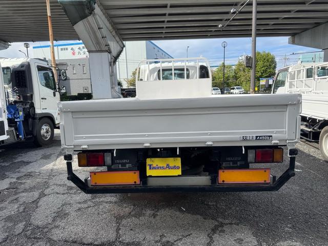 エルフトラック AT 4.45トン 全低床ボディ ワイドロング 荷台鉄板張 全席シートカバー付き 電格格納ミラー あおり開封補助装置 タンク100L 3方開 中型免許 車両重量3270kg 車両総重量7885kg 荷寸435×208×39 外寸614×217×232(6枚目)