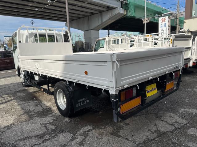 エルフトラック AT 4.45トン 全低床ボディ ワイドロング 荷台鉄板張 全席シートカバー付き 電格格納ミラー あおり開封補助装置 タンク100L 3方開 中型免許 車両重量3270kg 車両総重量7885kg 荷寸435×208×39 外寸614×217×232(8枚目)
