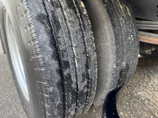 エルフトラック AT 4.45トン 全低床ボディ ワイドロング 荷台鉄板張 全席シートカバー付き 電格格納ミラー あおり開封補助装置 タンク100L 3方開 中型免許 車両重量3270kg 車両総重量7885kg 荷寸435×208×39 外寸614×217×232(9枚目)