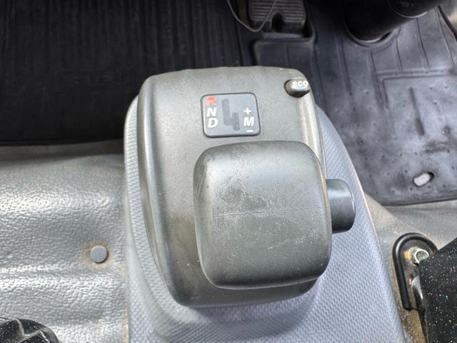 エルフトラック AT 4.45トン 全低床ボディ ワイドロング 荷台鉄板張 全席シートカバー付き 電格格納ミラー あおり開封補助装置 タンク100L 3方開 中型免許 車両重量3270kg 車両総重量7885kg 荷寸435×208×39 外寸614×217×232(13枚目)