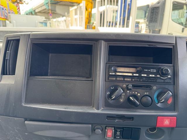 エルフトラック AT 4.45トン 全低床ボディ ワイドロング 荷台鉄板張 全席シートカバー付き 電格格納ミラー あおり開封補助装置 タンク100L 3方開 中型免許 車両重量3270kg 車両総重量7885kg 荷寸435×208×39 外寸614×217×232(14枚目)