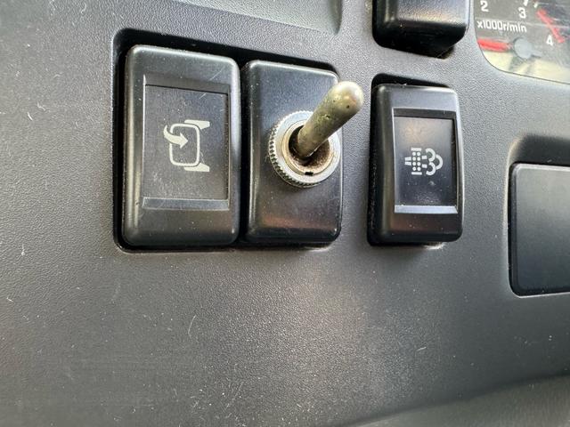 エルフトラック AT 4.45トン 全低床ボディ ワイドロング 荷台鉄板張 全席シートカバー付き 電格格納ミラー あおり開封補助装置 タンク100L 3方開 中型免許 車両重量3270kg 車両総重量7885kg 荷寸435×208×39 外寸614×217×232(17枚目)