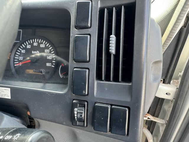 エルフトラック AT 4.45トン 全低床ボディ ワイドロング 荷台鉄板張 全席シートカバー付き 電格格納ミラー あおり開封補助装置 タンク100L 3方開 中型免許 車両重量3270kg 車両総重量7885kg 荷寸435×208×39 外寸614×217×232(19枚目)