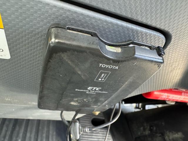 エルフトラック AT 4.45トン 全低床ボディ ワイドロング 荷台鉄板張 全席シートカバー付き 電格格納ミラー あおり開封補助装置 タンク100L 3方開 中型免許 車両重量3270kg 車両総重量7885kg 荷寸435×208×39 外寸614×217×232(20枚目)