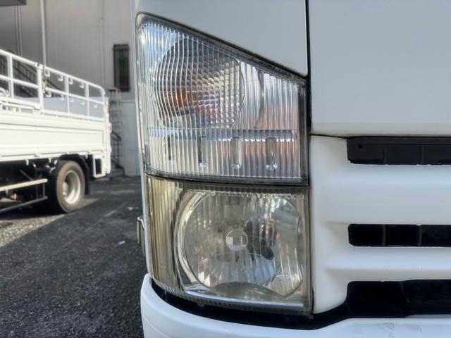 エルフトラック AT 4.45トン 全低床ボディ ワイドロング 荷台鉄板張 全席シートカバー付き 電格格納ミラー あおり開封補助装置 タンク100L 3方開 中型免許 車両重量3270kg 車両総重量7885kg 荷寸435×208×39 外寸614×217×232(22枚目)