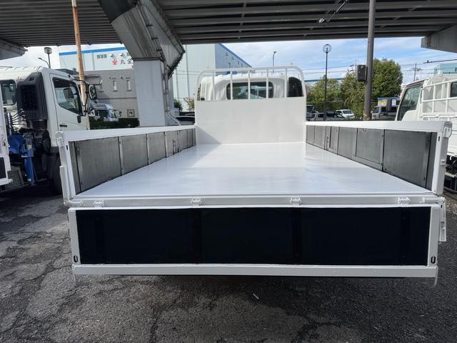 エルフトラック AT 4.45トン 全低床ボディ ワイドロング 荷台鉄板張 全席シートカバー付き 電格格納ミラー あおり開封補助装置 タンク100L 3方開 中型免許 車両重量3270kg 車両総重量7885kg 荷寸435×208×39 外寸614×217×232(24枚目)