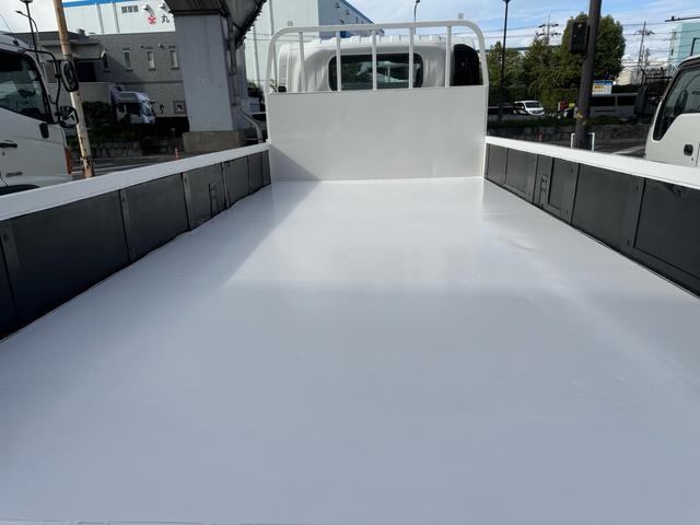 エルフトラック AT 4.45トン 全低床ボディ ワイドロング 荷台鉄板張 全席シートカバー付き 電格格納ミラー あおり開封補助装置 タンク100L 3方開 中型免許 車両重量3270kg 車両総重量7885kg 荷寸435×208×39 外寸614×217×232(25枚目)