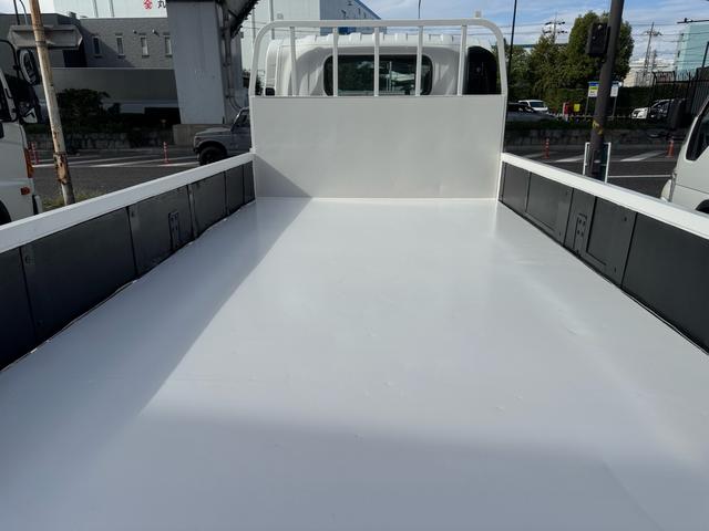 エルフトラック AT 4.45トン 全低床ボディ ワイドロング 荷台鉄板張 全席シートカバー付き 電格格納ミラー あおり開封補助装置 タンク100L 3方開 中型免許 車両重量3270kg 車両総重量7885kg 荷寸435×208×39 外寸614×217×232(26枚目)