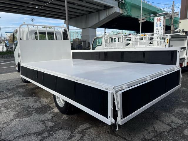 エルフトラック AT 4.45トン 全低床ボディ ワイドロング 荷台鉄板張 全席シートカバー付き 電格格納ミラー あおり開封補助装置 タンク100L 3方開 中型免許 車両重量3270kg 車両総重量7885kg 荷寸435×208×39 外寸614×217×232(28枚目)