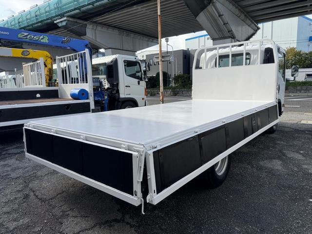 エルフトラック AT 4.45トン 全低床ボディ ワイドロング 荷台鉄板張 全席シートカバー付き 電格格納ミラー あおり開封補助装置 タンク100L 3方開 中型免許 車両重量3270kg 車両総重量7885kg 荷寸435×208×39 外寸614×217×232(30枚目)