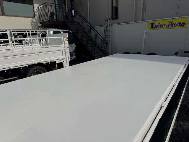 エルフトラック AT 4.45トン 全低床ボディ ワイドロング 荷台鉄板張 全席シートカバー付き 電格格納ミラー あおり開封補助装置 タンク100L 3方開 中型免許 車両重量3270kg 車両総重量7885kg 荷寸435×208×39 外寸614×217×232(33枚目)