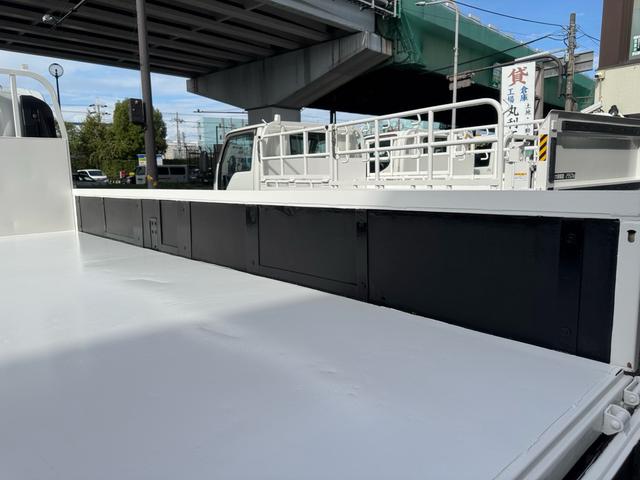 エルフトラック AT 4.45トン 全低床ボディ ワイドロング 荷台鉄板張 全席シートカバー付き 電格格納ミラー あおり開封補助装置 タンク100L 3方開 中型免許 車両重量3270kg 車両総重量7885kg 荷寸435×208×39 外寸614×217×232(35枚目)