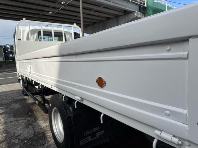 エルフトラック AT 4.45トン 全低床ボディ ワイドロング 荷台鉄板張 全席シートカバー付き 電格格納ミラー あおり開封補助装置 タンク100L 3方開 中型免許 車両重量3270kg 車両総重量7885kg 荷寸435×208×39 外寸614×217×232(36枚目)