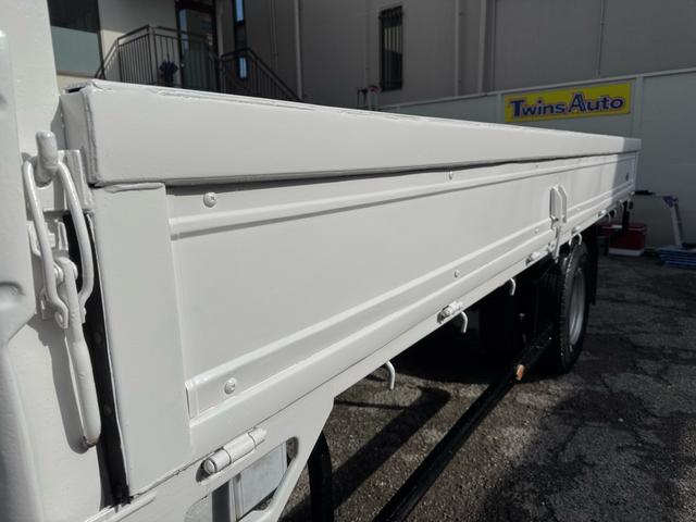 エルフトラック AT 4.45トン 全低床ボディ ワイドロング 荷台鉄板張 全席シートカバー付き 電格格納ミラー あおり開封補助装置 タンク100L 3方開 中型免許 車両重量3270kg 車両総重量7885kg 荷寸435×208×39 外寸614×217×232(39枚目)