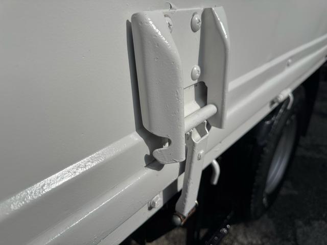 エルフトラック AT 4.45トン 全低床ボディ ワイドロング 荷台鉄板張 全席シートカバー付き 電格格納ミラー あおり開封補助装置 タンク100L 3方開 中型免許 車両重量3270kg 車両総重量7885kg 荷寸435×208×39 外寸614×217×232(42枚目)