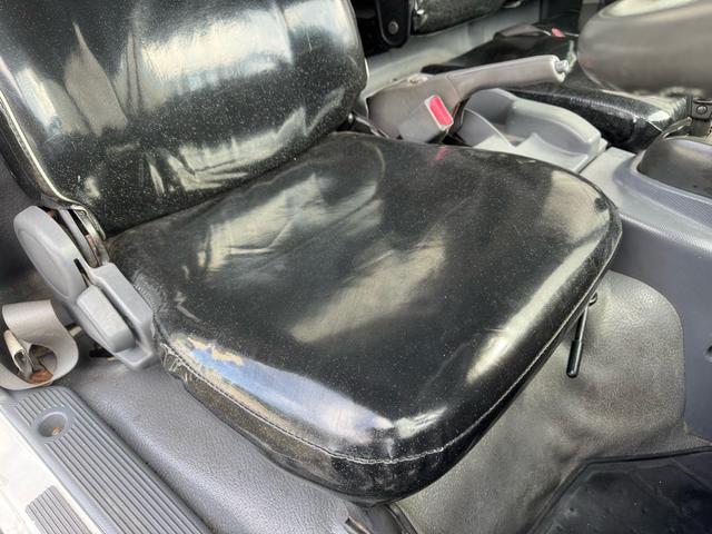 エルフトラック AT 4.45トン 全低床ボディ ワイドロング 荷台鉄板張 全席シートカバー付き 電格格納ミラー あおり開封補助装置 タンク100L 3方開 中型免許 車両重量3270kg 車両総重量7885kg 荷寸435×208×39 外寸614×217×232(48枚目)