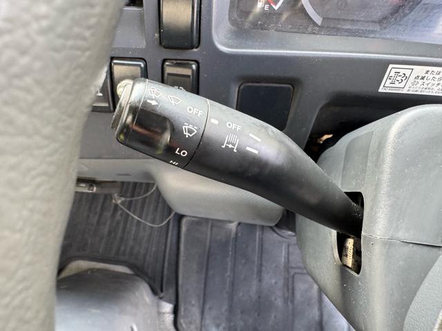 エルフトラック AT 4.45トン 全低床ボディ ワイドロング 荷台鉄板張 全席シートカバー付き 電格格納ミラー あおり開封補助装置 タンク100L 3方開 中型免許 車両重量3270kg 車両総重量7885kg 荷寸435×208×39 外寸614×217×232(51枚目)