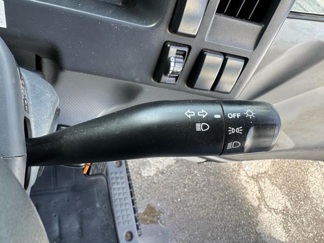 エルフトラック AT 4.45トン 全低床ボディ ワイドロング 荷台鉄板張 全席シートカバー付き 電格格納ミラー あおり開封補助装置 タンク100L 3方開 中型免許 車両重量3270kg 車両総重量7885kg 荷寸435×208×39 外寸614×217×232(52枚目)