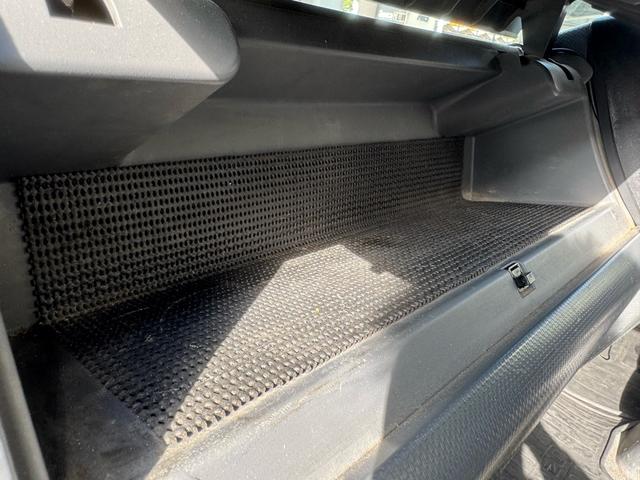 エルフトラック AT 4.45トン 全低床ボディ ワイドロング 荷台鉄板張 全席シートカバー付き 電格格納ミラー あおり開封補助装置 タンク100L 3方開 中型免許 車両重量3270kg 車両総重量7885kg 荷寸435×208×39 外寸614×217×232(55枚目)