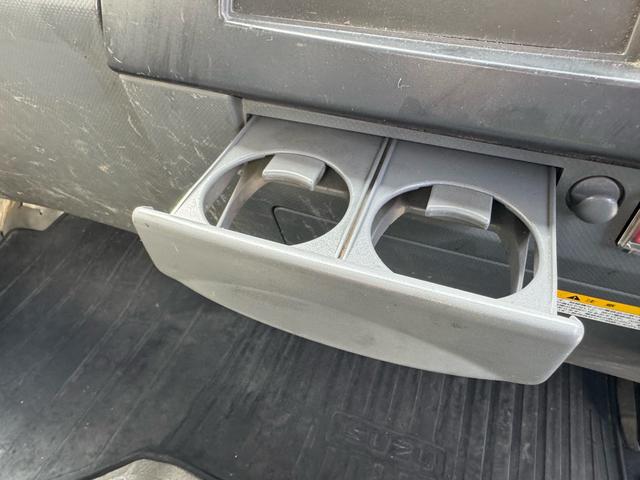 エルフトラック AT 4.45トン 全低床ボディ ワイドロング 荷台鉄板張 全席シートカバー付き 電格格納ミラー あおり開封補助装置 タンク100L 3方開 中型免許 車両重量3270kg 車両総重量7885kg 荷寸435×208×39 外寸614×217×232(56枚目)