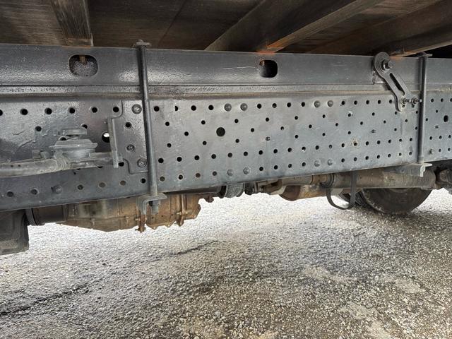 エルフトラック AT 4.45トン 全低床ボディ ワイドロング 荷台鉄板張 全席シートカバー付き 電格格納ミラー あおり開封補助装置 タンク100L 3方開 中型免許 車両重量3270kg 車両総重量7885kg 荷寸435×208×39 外寸614×217×232(57枚目)