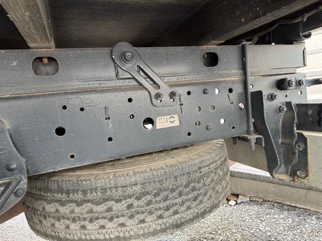 エルフトラック AT 4.45トン 全低床ボディ ワイドロング 荷台鉄板張 全席シートカバー付き 電格格納ミラー あおり開封補助装置 タンク100L 3方開 中型免許 車両重量3270kg 車両総重量7885kg 荷寸435×208×39 外寸614×217×232(59枚目)