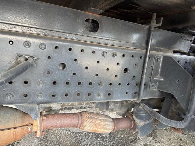 エルフトラック AT 4.45トン 全低床ボディ ワイドロング 荷台鉄板張 全席シートカバー付き 電格格納ミラー あおり開封補助装置 タンク100L 3方開 中型免許 車両重量3270kg 車両総重量7885kg 荷寸435×208×39 外寸614×217×232(60枚目)