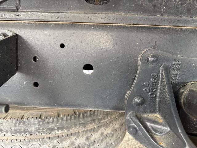 エルフトラック AT 4.45トン 全低床ボディ ワイドロング 荷台鉄板張 全席シートカバー付き 電格格納ミラー あおり開封補助装置 タンク100L 3方開 中型免許 車両重量3270kg 車両総重量7885kg 荷寸435×208×39 外寸614×217×232(61枚目)