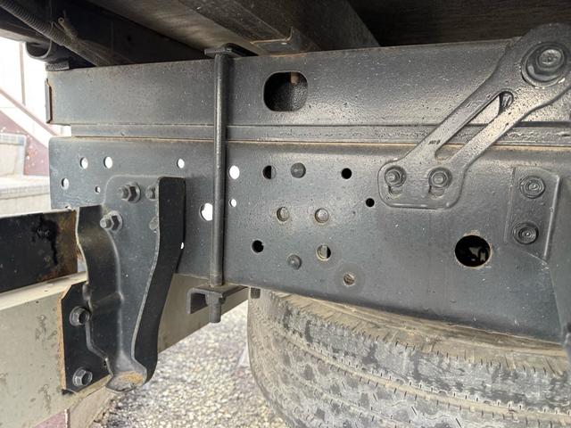 エルフトラック AT 4.45トン 全低床ボディ ワイドロング 荷台鉄板張 全席シートカバー付き 電格格納ミラー あおり開封補助装置 タンク100L 3方開 中型免許 車両重量3270kg 車両総重量7885kg 荷寸435×208×39 外寸614×217×232(62枚目)