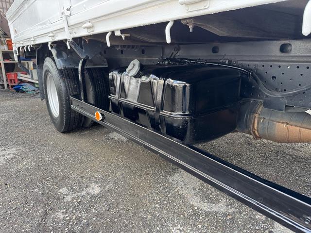 エルフトラック AT 4.45トン 全低床ボディ ワイドロング 荷台鉄板張 全席シートカバー付き 電格格納ミラー あおり開封補助装置 タンク100L 3方開 中型免許 車両重量3270kg 車両総重量7885kg 荷寸435×208×39 外寸614×217×232(63枚目)