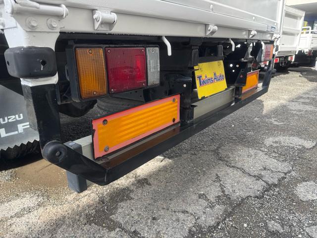 エルフトラック AT 4.45トン 全低床ボディ ワイドロング 荷台鉄板張 全席シートカバー付き 電格格納ミラー あおり開封補助装置 タンク100L 3方開 中型免許 車両重量3270kg 車両総重量7885kg 荷寸435×208×39 外寸614×217×232(65枚目)