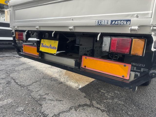 エルフトラック AT 4.45トン 全低床ボディ ワイドロング 荷台鉄板張 全席シートカバー付き 電格格納ミラー あおり開封補助装置 タンク100L 3方開 中型免許 車両重量3270kg 車両総重量7885kg 荷寸435×208×39 外寸614×217×232(66枚目)