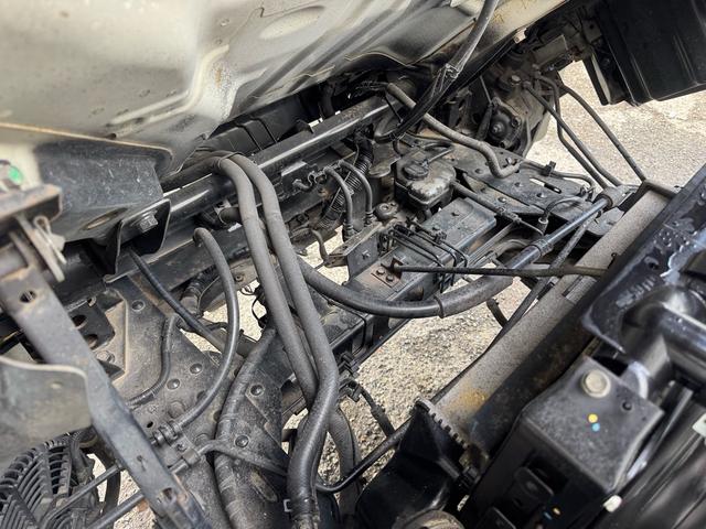 エルフトラック AT 4.45トン 全低床ボディ ワイドロング 荷台鉄板張 全席シートカバー付き 電格格納ミラー あおり開封補助装置 タンク100L 3方開 中型免許 車両重量3270kg 車両総重量7885kg 荷寸435×208×39 外寸614×217×232(73枚目)