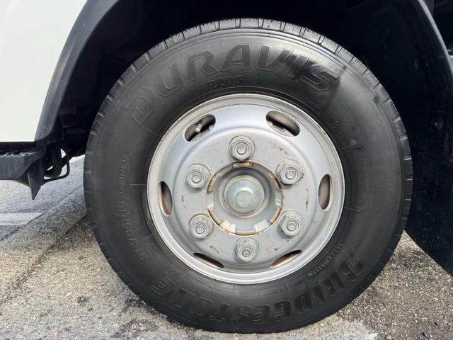 エルフトラック AT 4.45トン 全低床ボディ ワイドロング 荷台鉄板張 全席シートカバー付き 電格格納ミラー あおり開封補助装置 タンク100L 3方開 中型免許 車両重量3270kg 車両総重量7885kg 荷寸435×208×39 外寸614×217×232(75枚目)