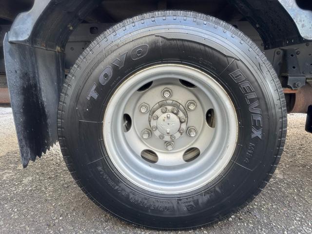 エルフトラック AT 4.45トン 全低床ボディ ワイドロング 荷台鉄板張 全席シートカバー付き 電格格納ミラー あおり開封補助装置 タンク100L 3方開 中型免許 車両重量3270kg 車両総重量7885kg 荷寸435×208×39 外寸614×217×232(76枚目)