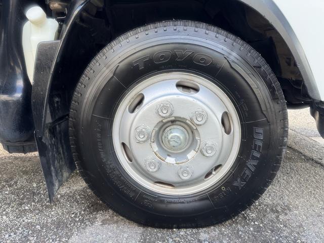 エルフトラック AT 4.45トン 全低床ボディ ワイドロング 荷台鉄板張 全席シートカバー付き 電格格納ミラー あおり開封補助装置 タンク100L 3方開 中型免許 車両重量3270kg 車両総重量7885kg 荷寸435×208×39 外寸614×217×232(77枚目)