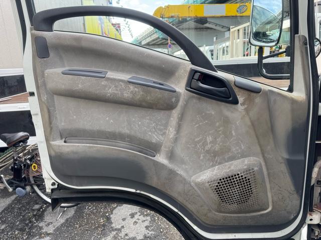 エルフトラック AT 4.45トン 全低床ボディ ワイドロング 荷台鉄板張 全席シートカバー付き 電格格納ミラー あおり開封補助装置 タンク100L 3方開 中型免許 車両重量3270kg 車両総重量7885kg 荷寸435×208×39 外寸614×217×232(78枚目)