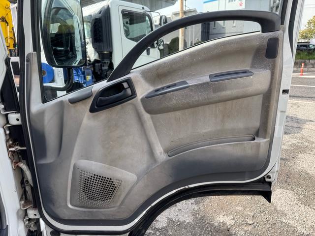 エルフトラック AT 4.45トン 全低床ボディ ワイドロング 荷台鉄板張 全席シートカバー付き 電格格納ミラー あおり開封補助装置 タンク100L 3方開 中型免許 車両重量3270kg 車両総重量7885kg 荷寸435×208×39 外寸614×217×232(79枚目)