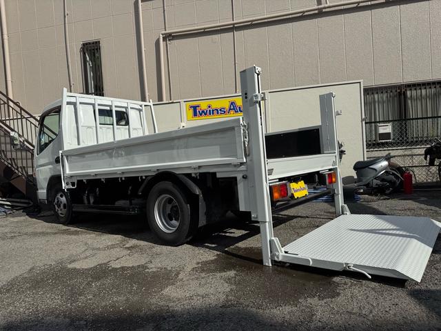 キャンター AT 2トン 全低床平ボディ パワーゲート 荷台板張 パワーゲート新明和 垂直パワーゲート リモコン 全席シートカバー付き 荷台ゴムマット 走行15.000キロ台 5t限定中型免許 車両重量2550kg 車両総重量4715kg 荷寸347×179×38(2枚目)