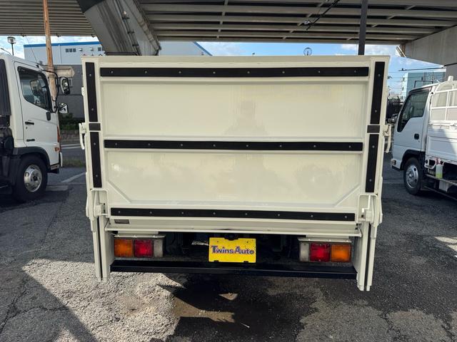 キャンター AT 2トン 全低床平ボディ パワーゲート 荷台板張 パワーゲート新明和 垂直パワーゲート リモコン 全席シートカバー付き 荷台ゴムマット 走行15.000キロ台 5t限定中型免許 車両重量2550kg 車両総重量4715kg 荷寸347×179×38(8枚目)