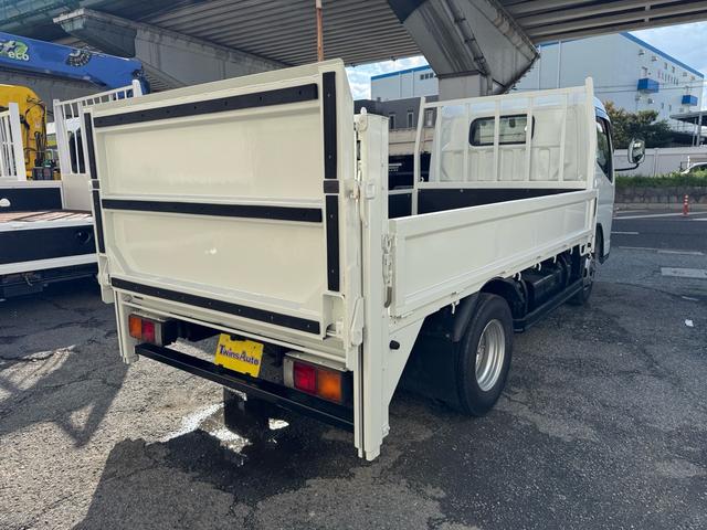 キャンター AT 2トン 全低床平ボディ パワーゲート 荷台板張 パワーゲート新明和 垂直パワーゲート リモコン 全席シートカバー付き 荷台ゴムマット 走行15.000キロ台 5t限定中型免許 車両重量2550kg 車両総重量4715kg 荷寸347×179×38(9枚目)