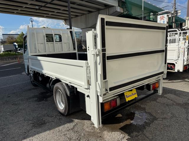 キャンター AT 2トン 全低床平ボディ パワーゲート 荷台板張 パワーゲート新明和 垂直パワーゲート リモコン 全席シートカバー付き 荷台ゴムマット 走行15.000キロ台 5t限定中型免許 車両重量2550kg 車両総重量4715kg 荷寸347×179×38(10枚目)