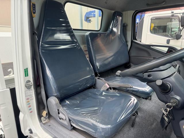 キャンター AT 2トン 全低床平ボディ パワーゲート 荷台板張 パワーゲート新明和 垂直パワーゲート リモコン 全席シートカバー付き 荷台ゴムマット 走行15.000キロ台 5t限定中型免許 車両重量2550kg 車両総重量4715kg 荷寸347×179×38(11枚目)