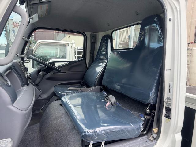キャンター AT 2トン 全低床平ボディ パワーゲート 荷台板張 パワーゲート新明和 垂直パワーゲート リモコン 全席シートカバー付き 荷台ゴムマット 走行15.000キロ台 5t限定中型免許 車両重量2550kg 車両総重量4715kg 荷寸347×179×38(12枚目)