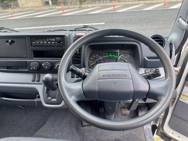 キャンター AT 2トン 全低床平ボディ パワーゲート 荷台板張 パワーゲート新明和 垂直パワーゲート リモコン 全席シートカバー付き 荷台ゴムマット 走行15.000キロ台 5t限定中型免許 車両重量2550kg 車両総重量4715kg 荷寸347×179×38(13枚目)