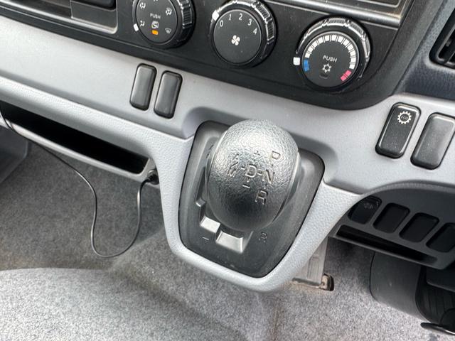 キャンター AT 2トン 全低床平ボディ パワーゲート 荷台板張 パワーゲート新明和 垂直パワーゲート リモコン 全席シートカバー付き 荷台ゴムマット 走行15.000キロ台 5t限定中型免許 車両重量2550kg 車両総重量4715kg 荷寸347×179×38(14枚目)